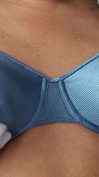 Membelai payudara keras dan kokoh saya di bawah bra nilon biru saya yang mengkilap dan halus, pakaian dalam bra vintage tahun 90-an