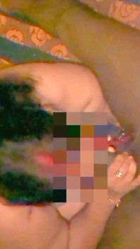Soția dolofană desi suge o pulă tânără în genunchi