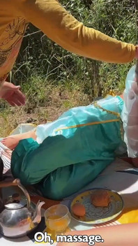 Công chúa dễ thương Jasmine và Bạch Tuyết bởi những chàng trai thô lỗ trong một khu rừng cổ tích