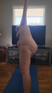 아침에 알몸으로 요가하는 핫한 밀프!
