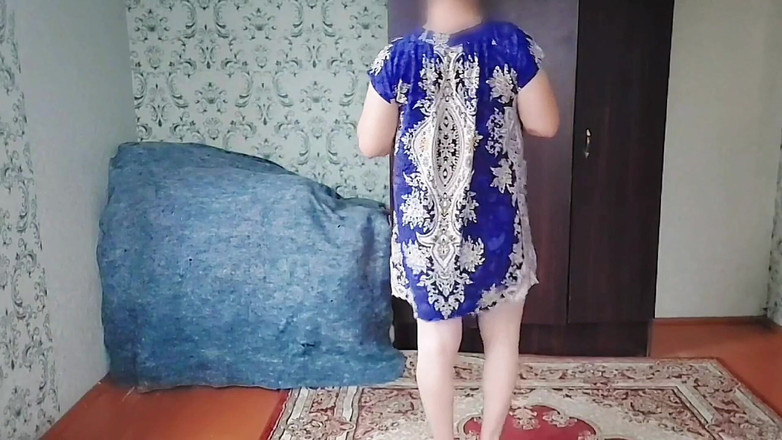 Kitty_Cross: Приголомшливий транссексуал попиває лимонад з яскраво пофарбованими нігтями