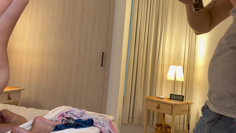 Angel Owenx: În culise, mama mea vitregă mă găsește masturbându-mă gândindu-mă la...