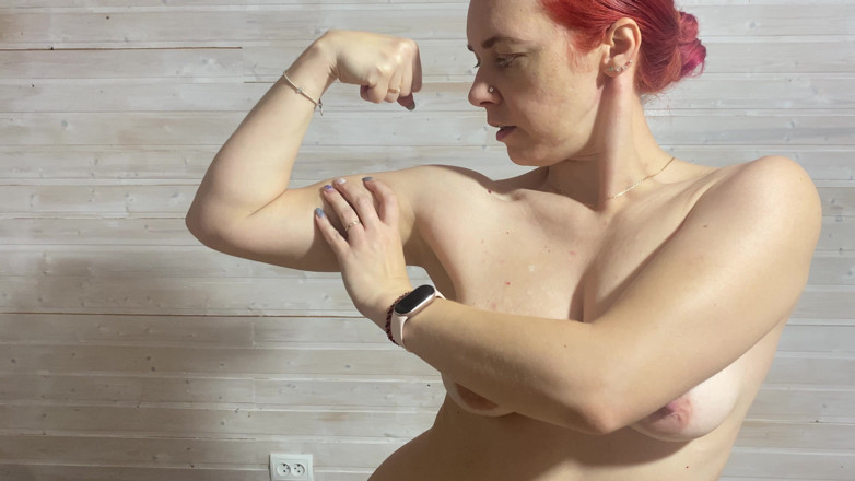 Hairy couple: Bardzo silna MILF pokazuje i pokazuje swoje duże mięśnie. Pokazuje...