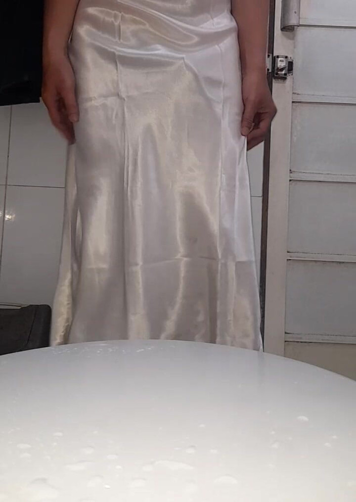 Naomisinka: 새틴 화이트 롱 란제리 페티쉬 정액