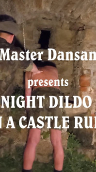 Vibrador noturno em uma ruína do castelo