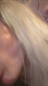 Fitness děvka Se obléká jako služka v gangbagu se 3 otvory creampie