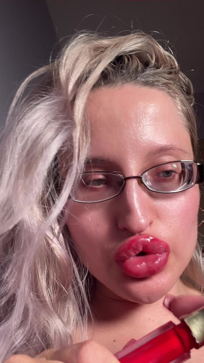 FinDom Goaldigger: 丰满的眼睛巨乳假阳具口交lipgloss joi