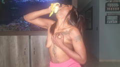 domslutfucker: Топлес дези сжимает ее, когда она сосет и глубоко заглатывает банан