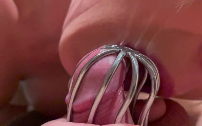 Aqua Pola: Ceinture de chasteté pour la première fois sur sa bite...