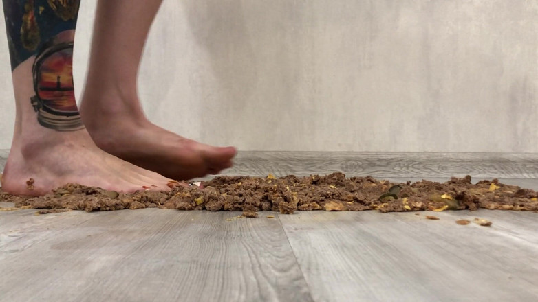 Footmodel Valery: टैटू वाली लड़की रॉयल बर्गर को कुचल रही है