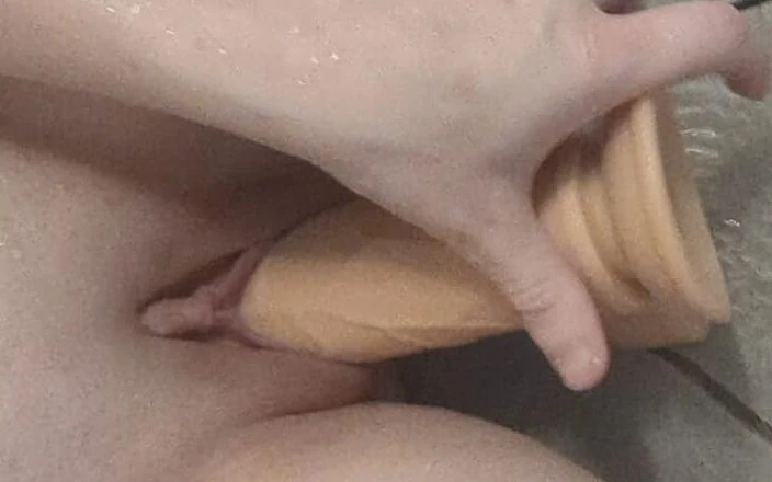 Ruby's home videos: Zierliche brünette fickt sich mit monströsen 8-zoll-dildo