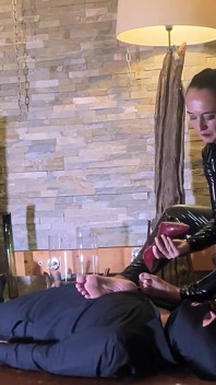 Latex spuck-sklave - gehorche und schlucke wie ein guter kleiner schwein