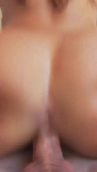 Lisa ann dediğini yapmak için ateşli genç bir adama alıyor