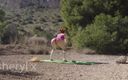 Sheryl X: Outdoor-Yoga in strumpfhosen im wald