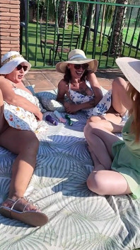 Surpresa Mostrando Leva a Brinquedo Sexual Lésbico Brincando À Beira Da Piscina