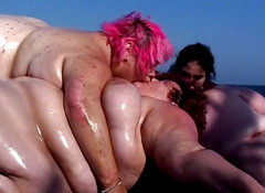 Big Beautiful Babes: Tlustá plážová hlídka vol4 - Obrovské a robustní holky si hrají...