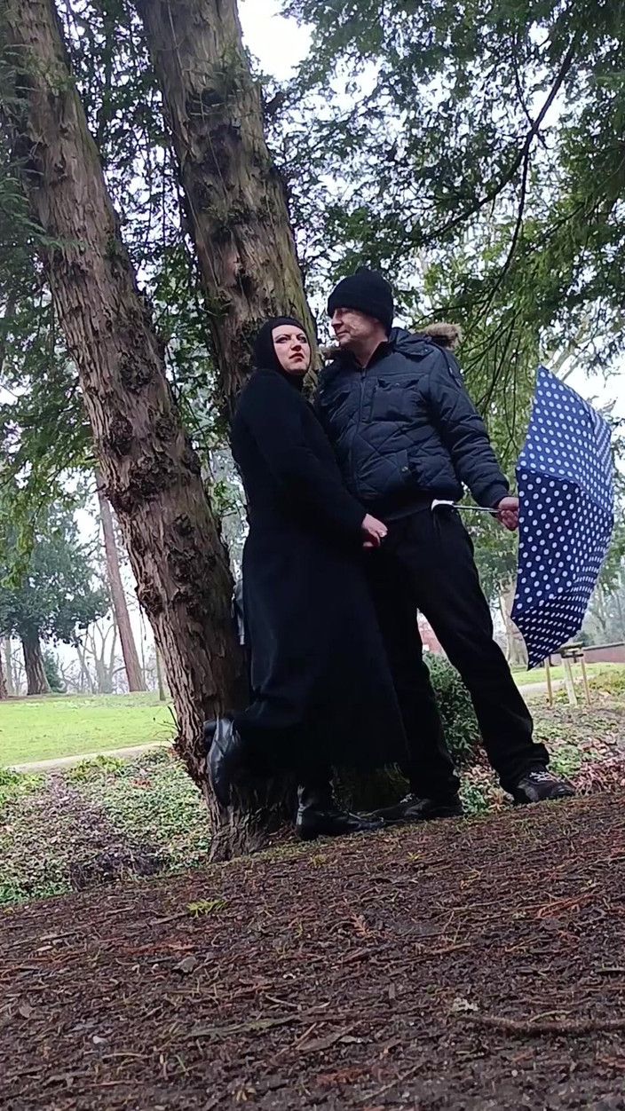 Asisa_oz: Ho giocato con un grosso cazzo fuori nel parco, ho...