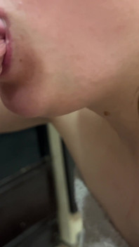 她嘴里射了很多精液
