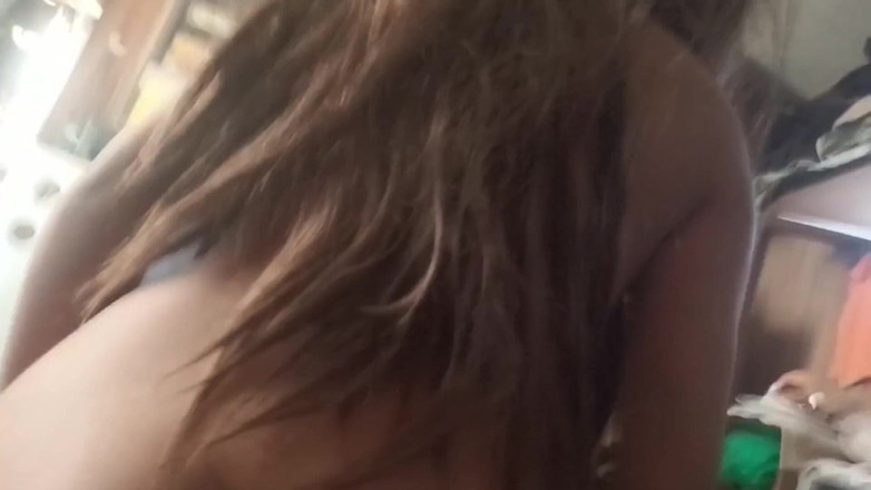 Astrid Cute: Fratele meu vitreg m-a invitat să mă uit la Netflix,...