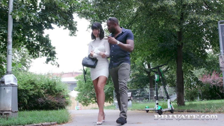 PrivateBlack: Lady Dee, Azione anale e penetrazione profonda in trio interrazziale