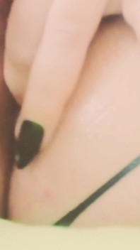 Mi esposa cachonda engrasándose el culo en el vestuario del gimnasio
