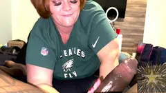 마이크에게 격렬한 POV 오럴을 하는 빨간 머리 SSBBW Julie