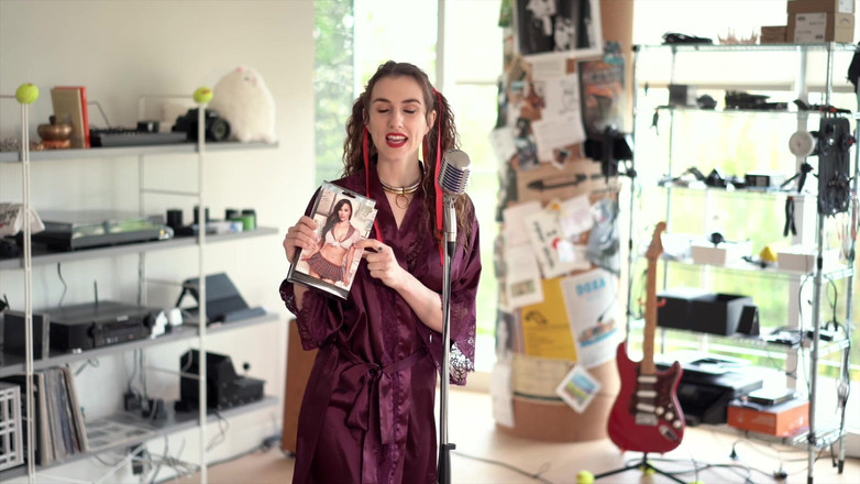 Piper Blush: Peliharaan cikgu, video Pemberontak