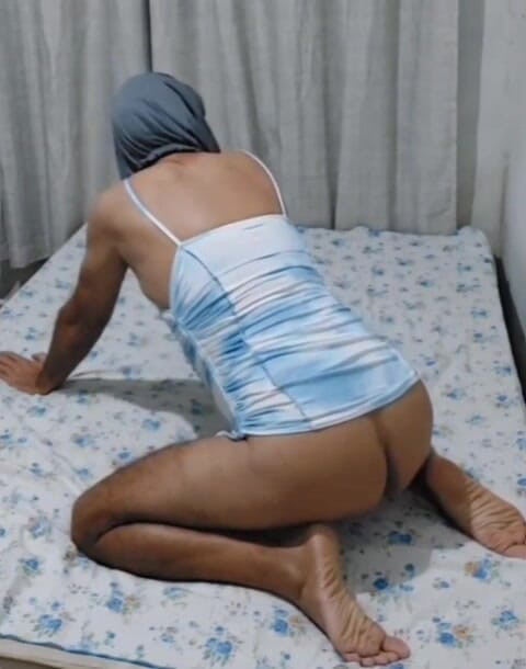 Ladysilvas: Ladysilva di ranjang dengan gaun tanpa celana dalam, pantat aduhai...