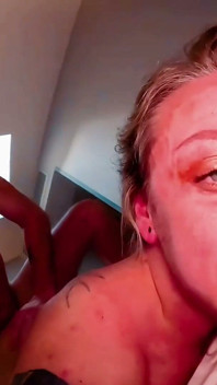 Mladá blonďatá Harleigh Winter je složena jako preclílek a ošukaná