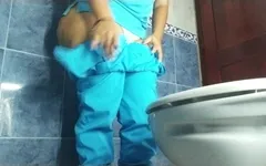 Une infirmière surprise en train de pisser à l’hôpital