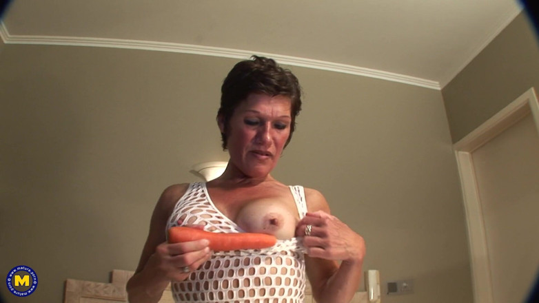 Mature NL: Zralá žena se dotýká svých velkých bradavek a hraje si se...