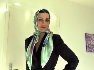 Lady Victoria Valente: Lady Victoria Valente展示优雅的缎面头巾围巾女王