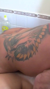 Uomo tatuato milf tettona in cucina... Sborra sulle tette