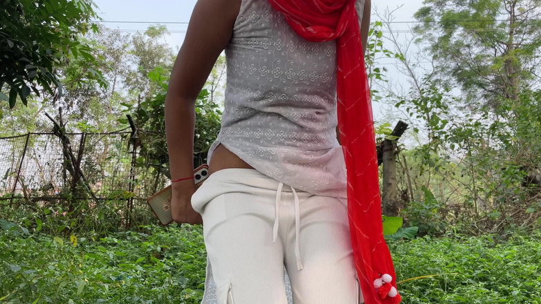 Laxmi Kumari hot: Buceta piscando na selva e sexo de casal
