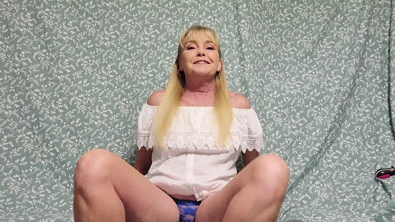 Ms Paris and Friends: Orgasmy a šťáva z kundičky Vše v jejích modrých kalhotkách (formát wmv)