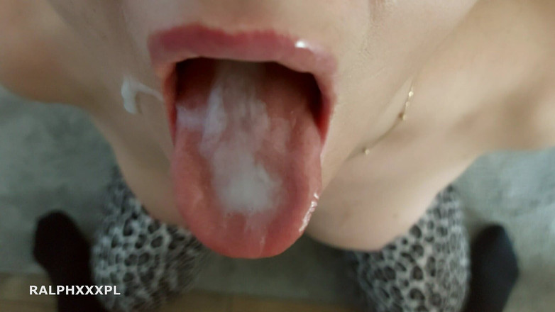 RalphXXXpl: Zdradzająca żona ssie kutasa sąsiada i połyka całą spermę