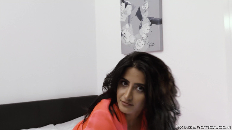 Skinz Erotica: 角質毛アラブの女の子orgasmsにベッド