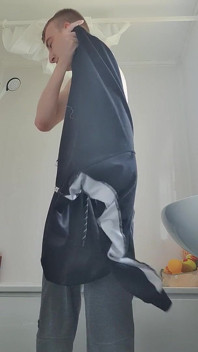 Teenka vylétá z vany celá mokrá