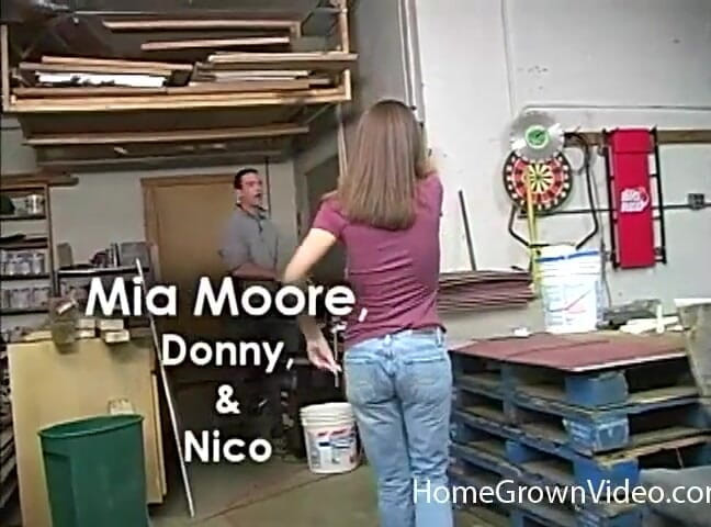 Homegrown GFs: Sexy amateur gets into a threesome