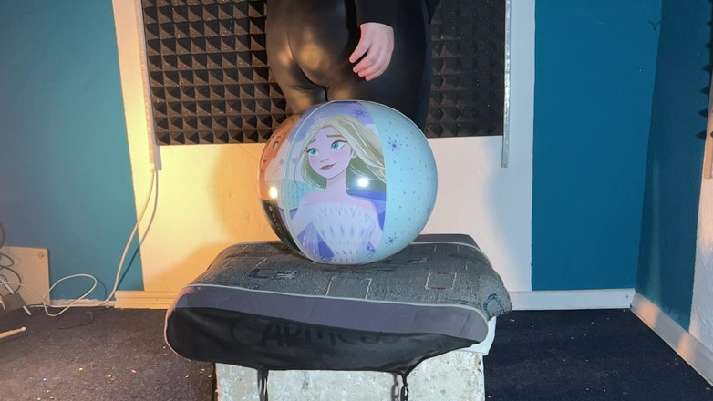 BeachBallsDuo: Lucy Sit вискакує 12 50 см, клієнт вибирає пляжні яйця в блискучих чорних штанях! 2 камери з Slowmo