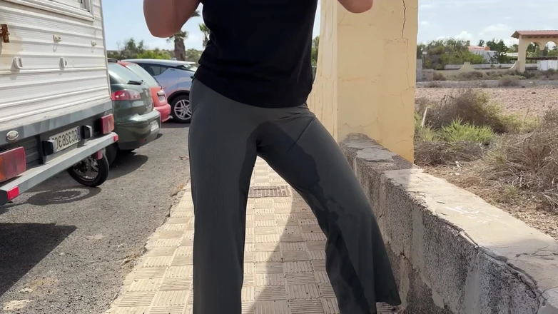 Emma Voyeur: Fată care își udă pantalonii pe stradă