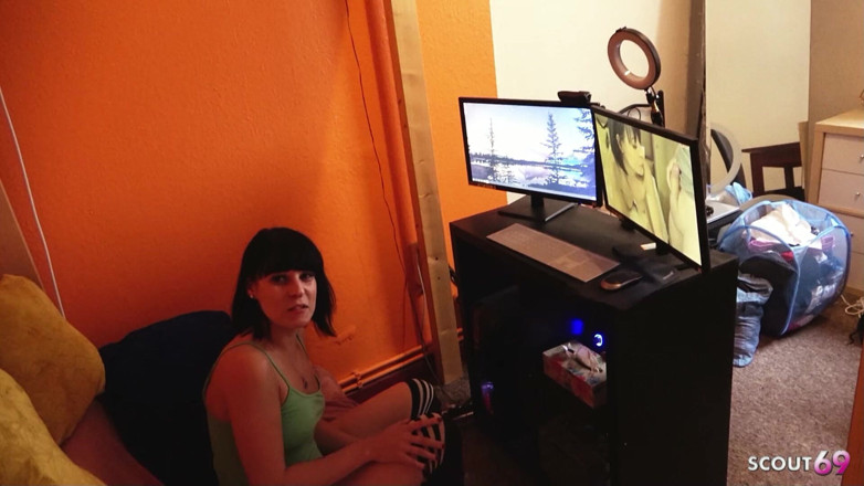 Scout69: Alemã meia-irmã Maria Saint pega assistindo pornô e seduz para...