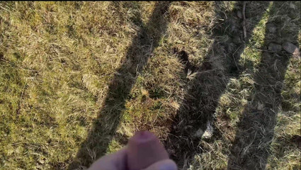 Emma Voyeur: 人前で撫でているところを捕らえられました...彼女は私が終わるのを手伝ってくれました