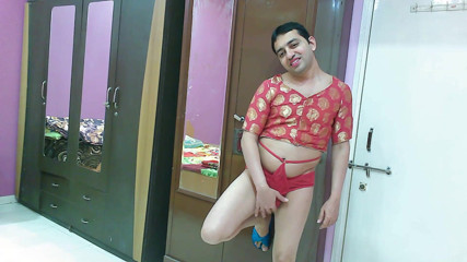 Cute & Nude Crossdresser: प्यारी बहिन क्रॉसड्रेसर फेमबॉय स्वीट लॉलीपॉप टॉप में, पैंटी और फ्लिप-फ्लॉप।