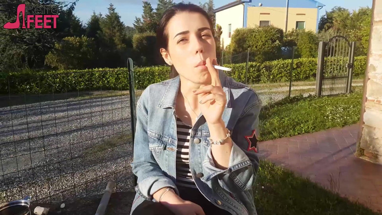 Smokin Fetish: Petra курит свои ciggaretes на улице