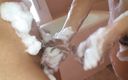 Asiatiques: Chica se lava y chupa la polla