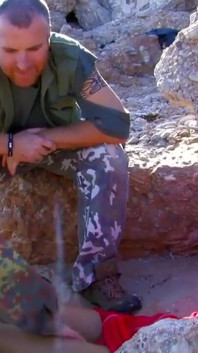 Brünettes schätzchen wird von militärmännern hart anal gefickt