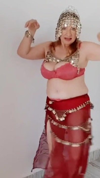 Vuoi scopare una principessa orientale? Sono qui per te: ballo, spogliarello, gioco con un grosso dildo in diverse posizioni