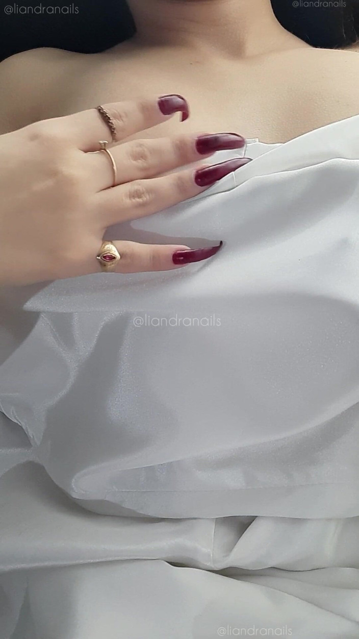 Goddess Li: Riesige nägel