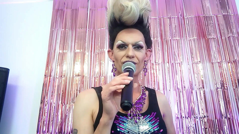 Alexalovesit: Copertă dulce cu travestit